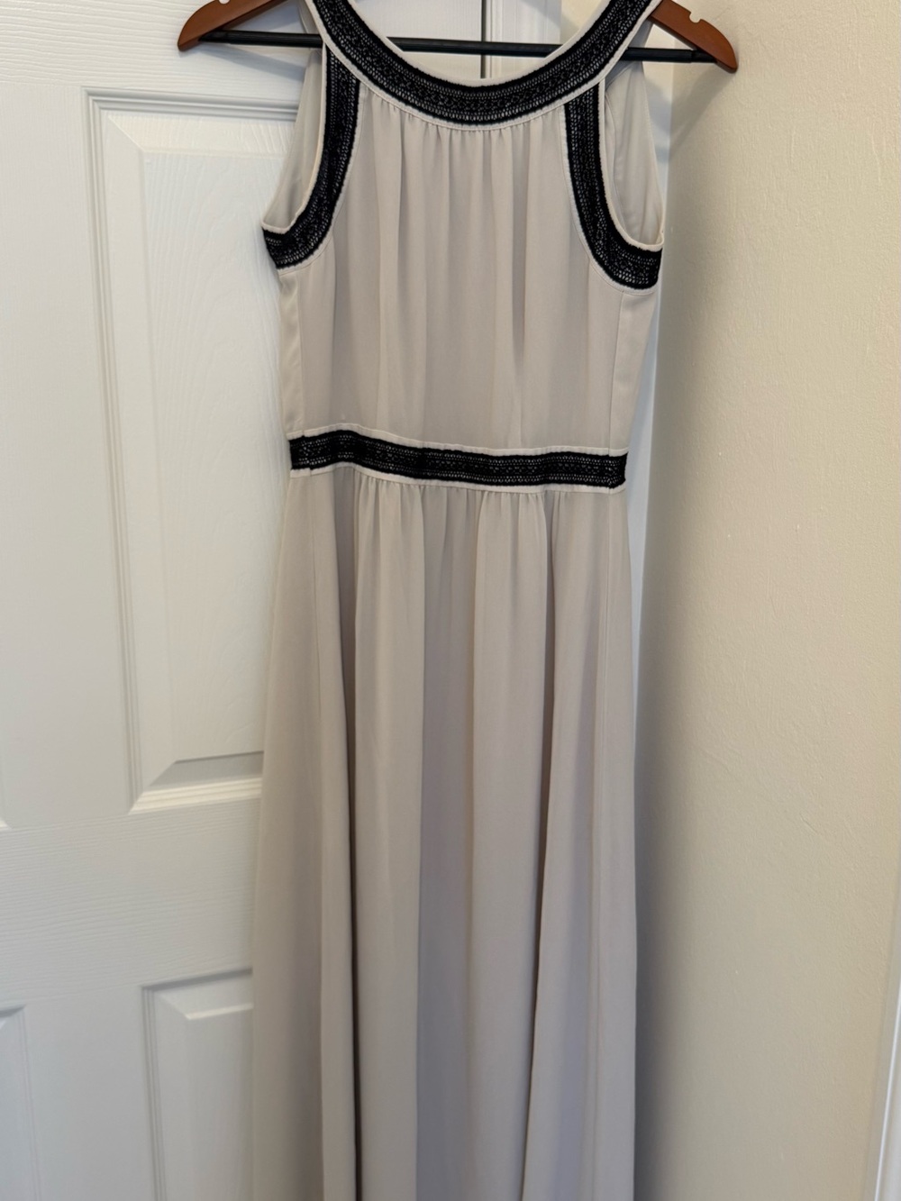 Elegant Sleeveless Maxi Dress in Light Gray with Black Trim